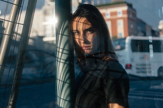 AMELIE LENS TEASER ANNOUNCES EP "LITTLE ROBOT"-Ultrabasic blog-fashion and celebrity news