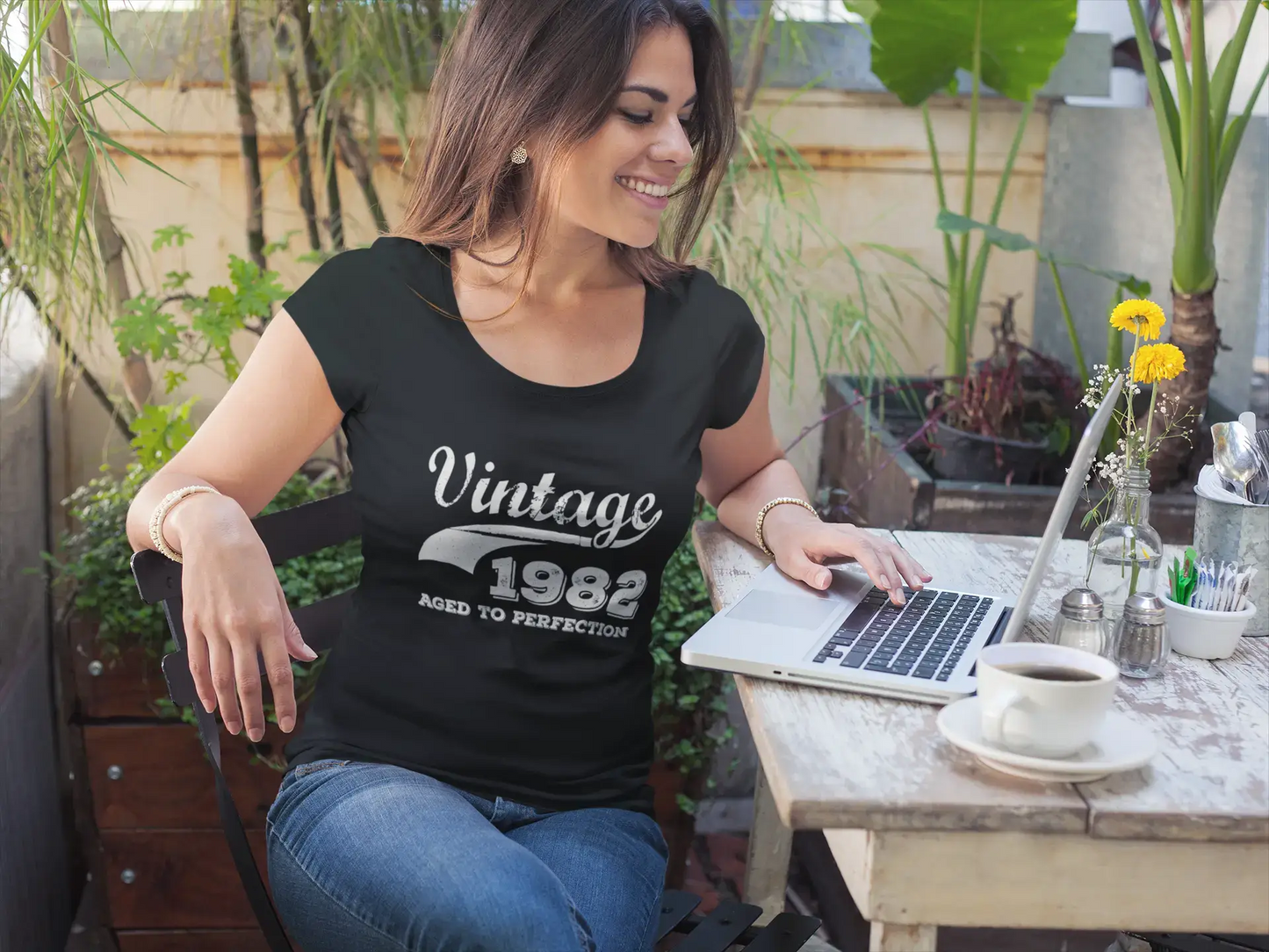 Vintage Aged to Perfection 1982, Noir, T-shirt à manches courtes et col rond pour femmes, t-shirt cadeau 00345