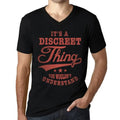 Uomo Maglietta con Scollo a V È Una Cosa Discreta Che Non Capiresti – It's A Discreet Thing You Wouldn’t Understand – T-shirt Stampa Grafica Divertente Vintage Idea Regalo Originale Alla Moda