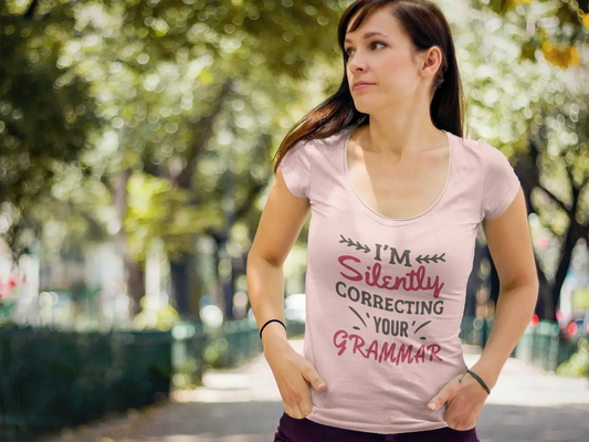 Tief ausgeschnittenes Damen-T-Shirt mit Rundhalsausschnitt „I'm Silently Correcting Your Grammar“ Cremerosa