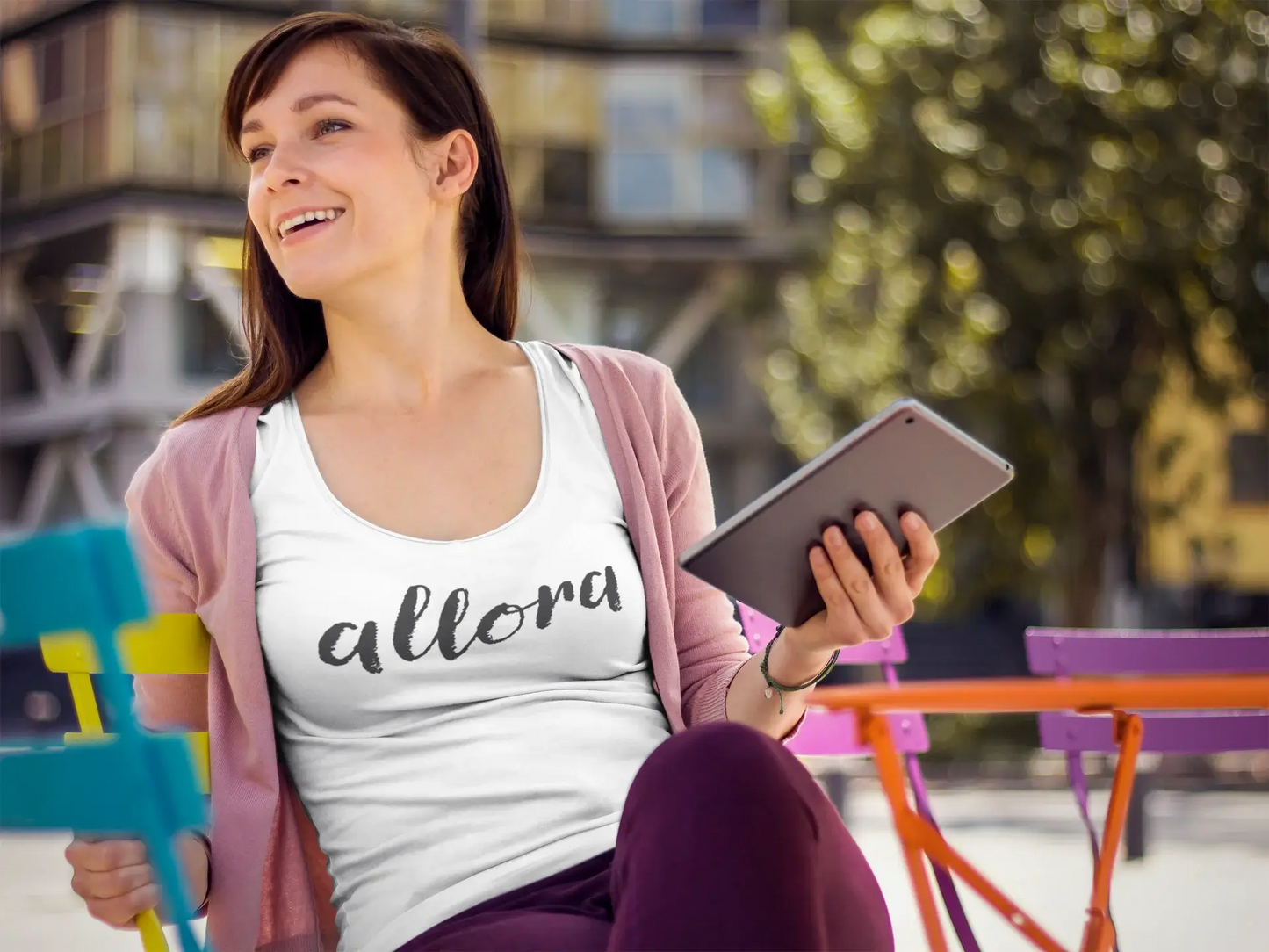 ULTRABASIC - <span>Damen-</span> T-Shirt mit tiefem Ausschnitt <span>und Rundhalsausschnitt</span> Allora T-Shirt <span>Tiefschwarz</span>