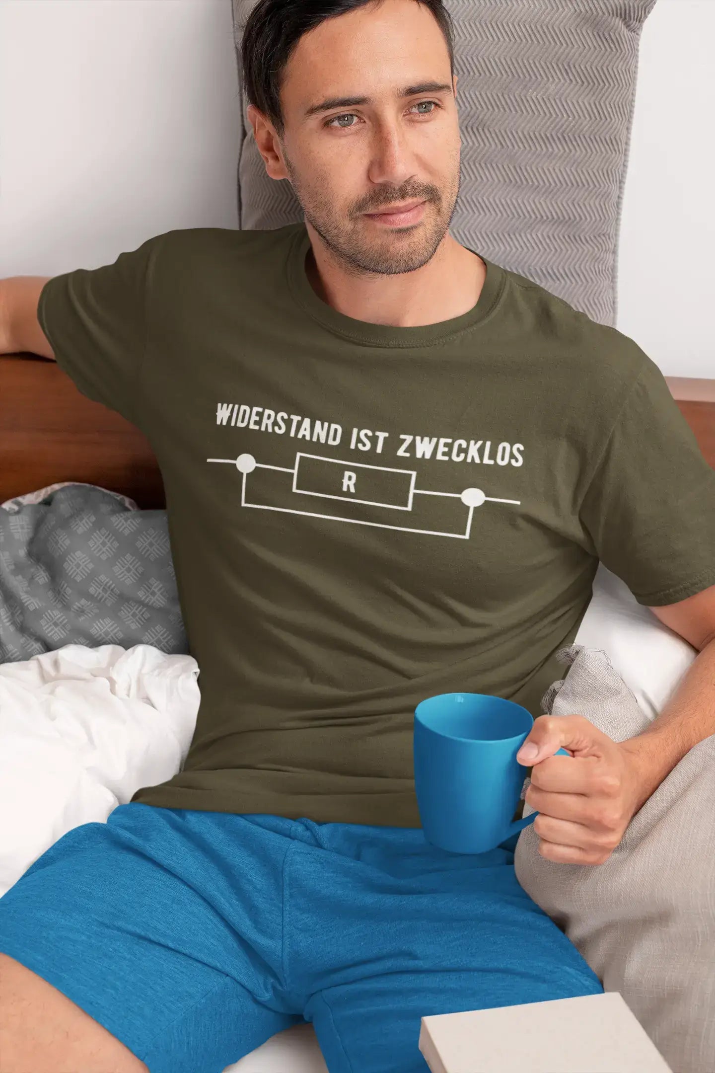 Men’s Graphic T-Shirt Widerstand Ist Zwecklos Lustige Military Green Gift Idea