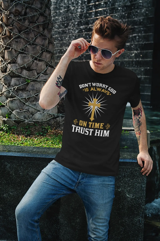T-Shirt ULTRABASIC pour hommes Dieu est toujours à l'heure - Faites-lui confiance - Religieux chrétien