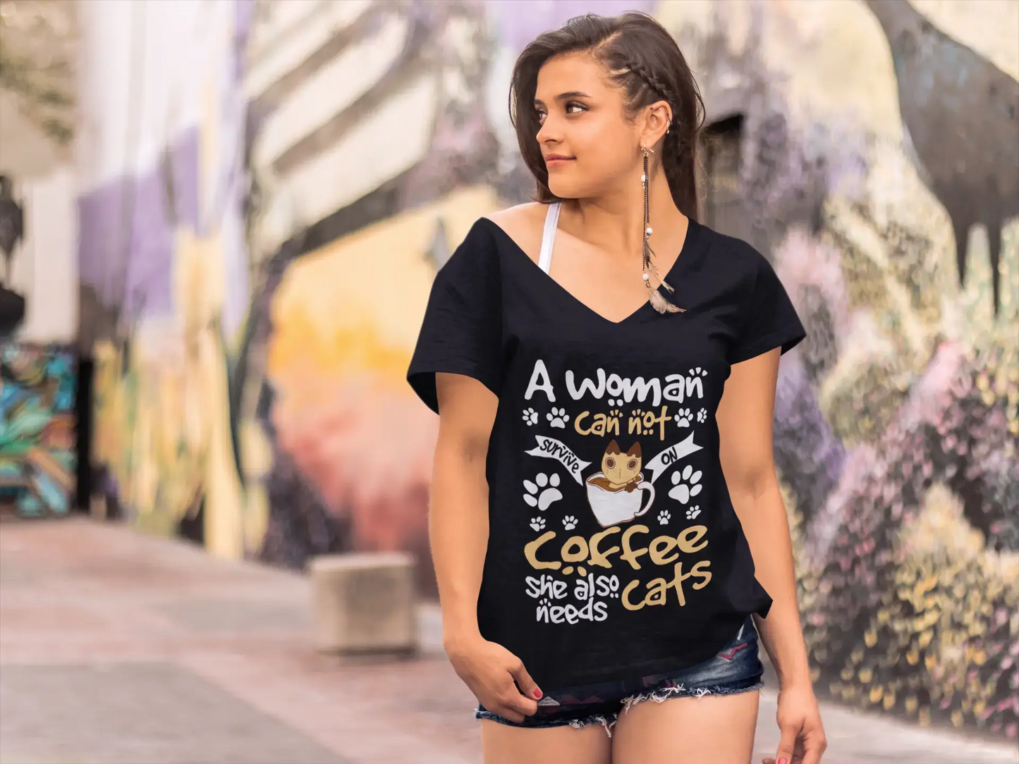 ULTRABASIC Damen-T-Shirt „A Woman Can Not Survive on Coffee Alone She Needs Cats“ – Lustiges Kätzchen-Shirt für Katzenliebhaber