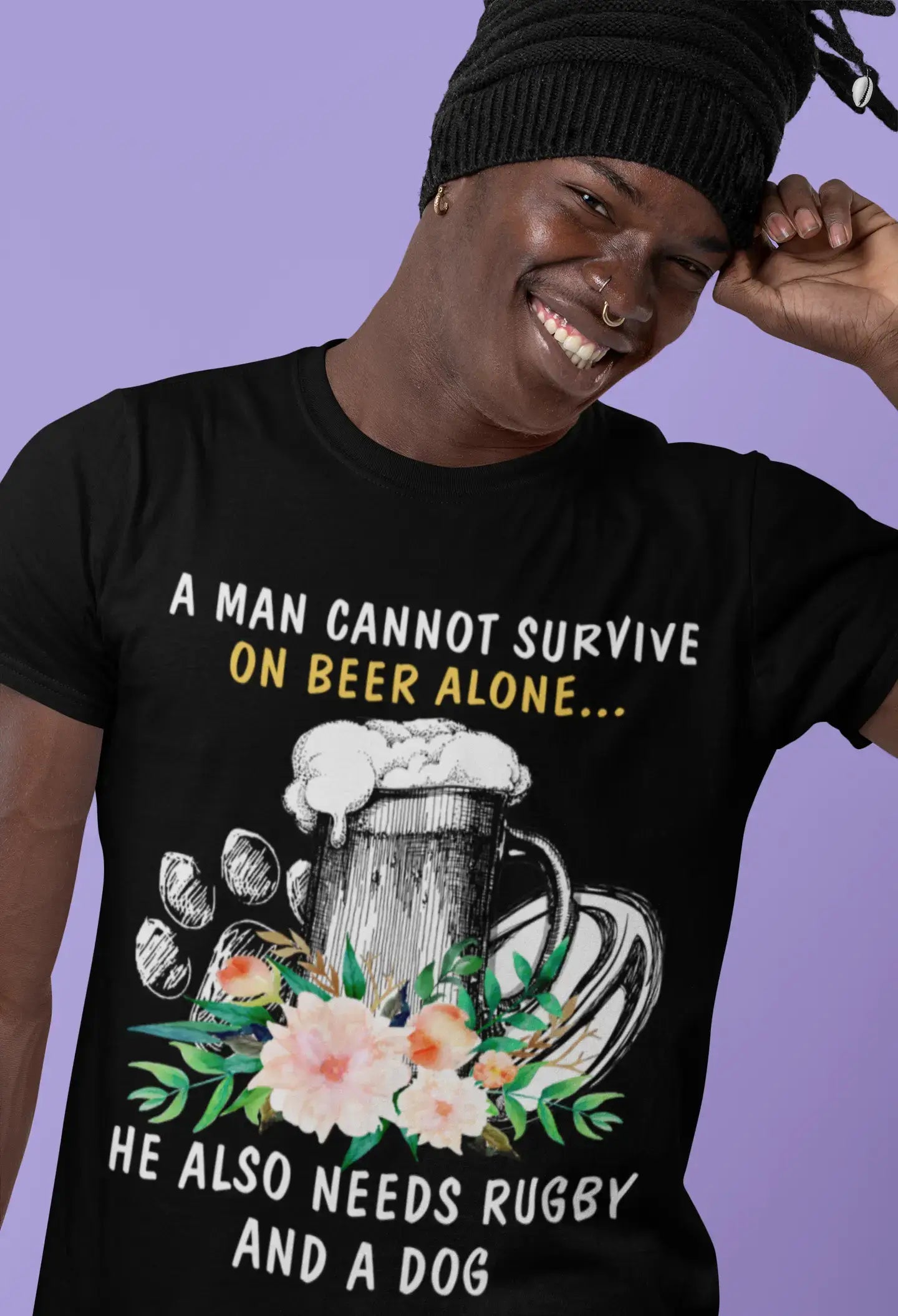 ULTRABASIC Herren-T-Shirt „Man Can Not Survive on Beer Alone He Needs Also Rugby and Dog – Spruch Bierliebhaber-T-Shirt“.