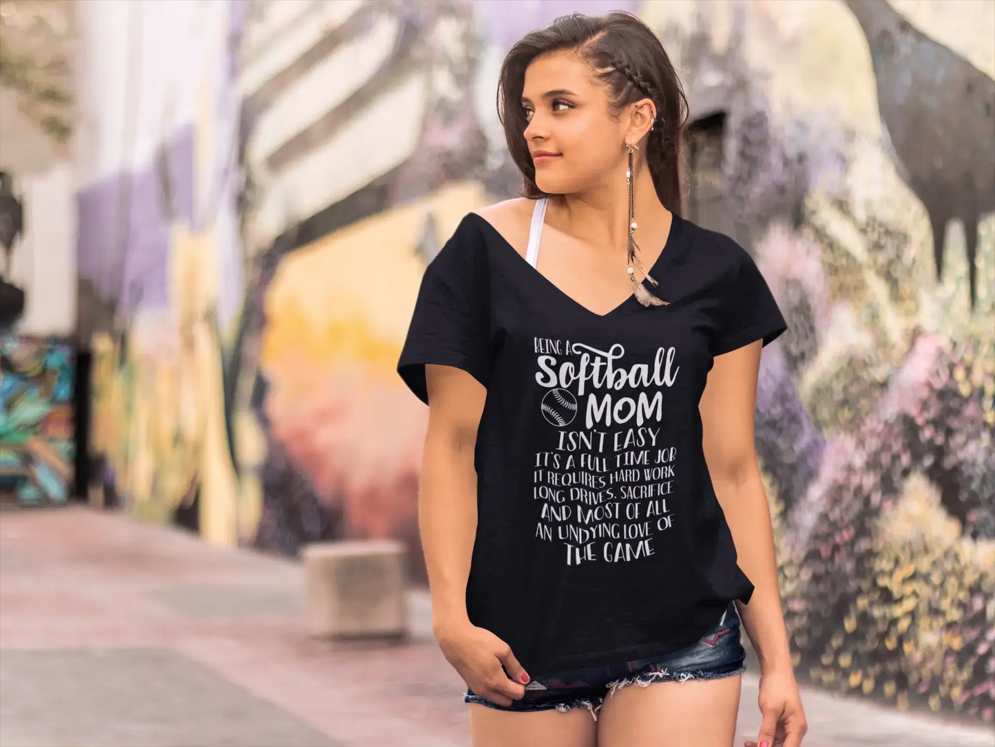 ULTRABASIC Damen-T-Shirt mit V-Ausschnitt Being Softball Mom Isn't Easy – Lustiges Sport-Mutter-T-Shirt