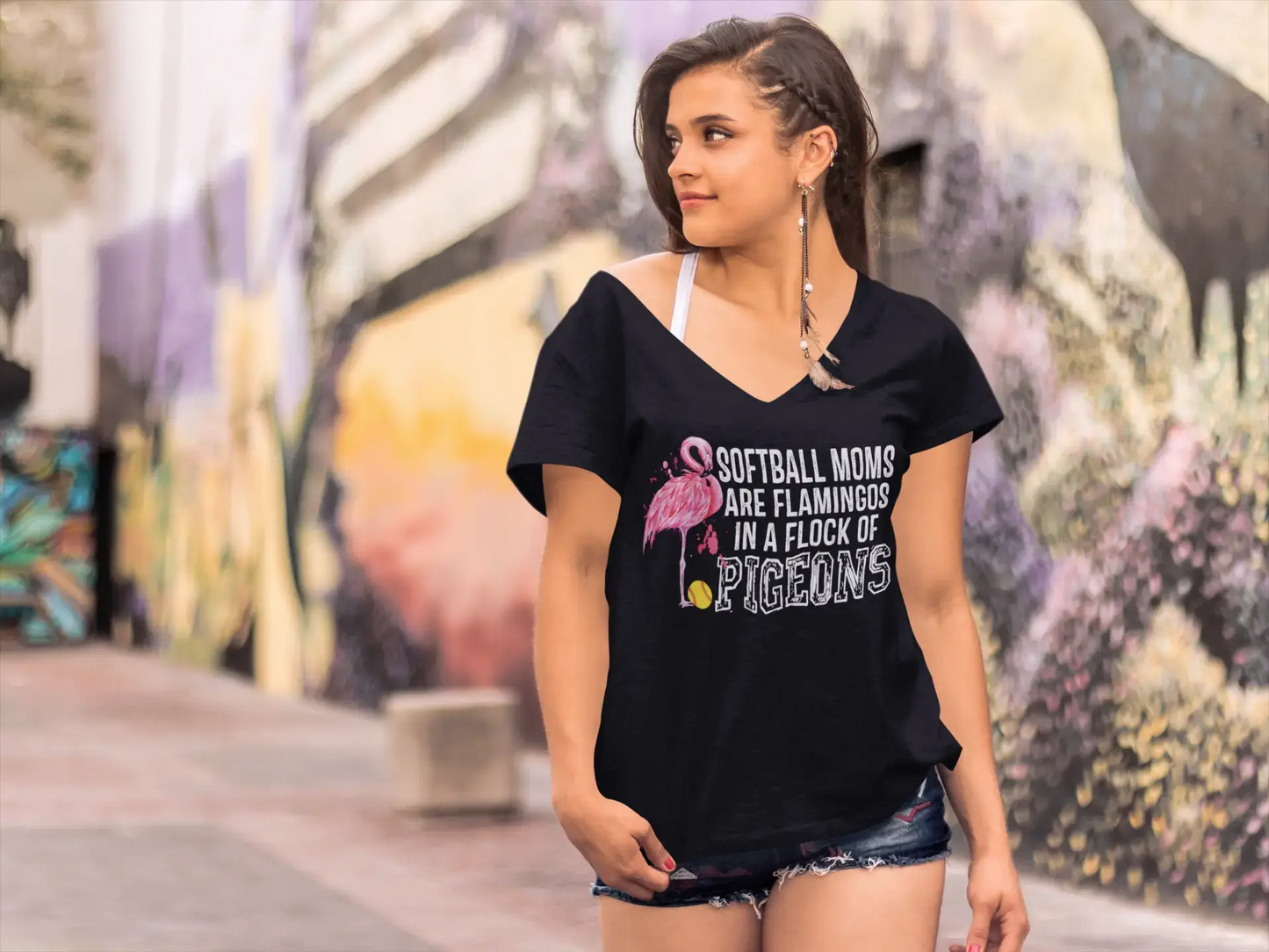 ULTRABASIC Damen-T-Shirt mit V-Ausschnitt Softball Moms Are Flamingos – Lustiges Mama-Zitat