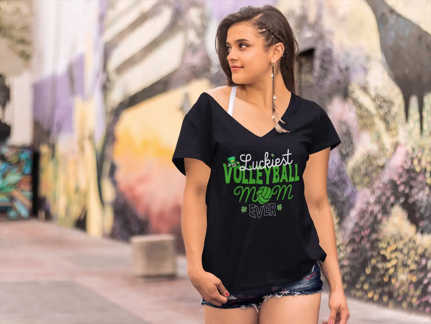 ULTRABASIC Damen-T-Shirt mit V-Ausschnitt „Luckiest Volleyball Mom Ever – Sport-Mutter-T-Shirt“.
