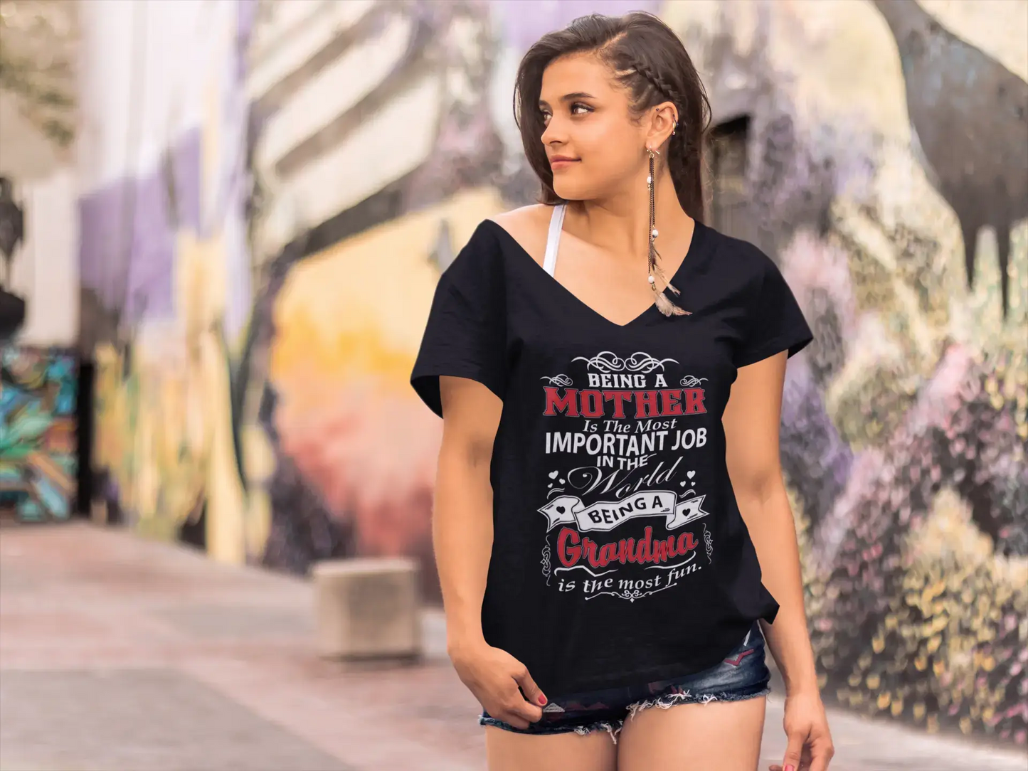 ULTRABASIC Damen-T-Shirt. Mutter zu sein ist der wichtigste Job der Welt. Oma zu sein macht am meisten Spaß