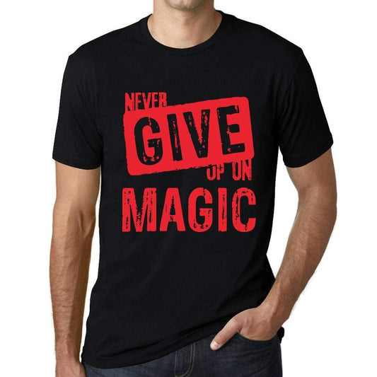 Ultrabasic Homme T-Shirt Graphique Never Give Up on Magic Noir Profond Texte Rouge