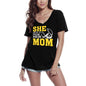 ULTRABASIC Damen-T-Shirt mit V-Ausschnitt „She Gets It From Her Mom“ – Lustiges Mama-Zitat