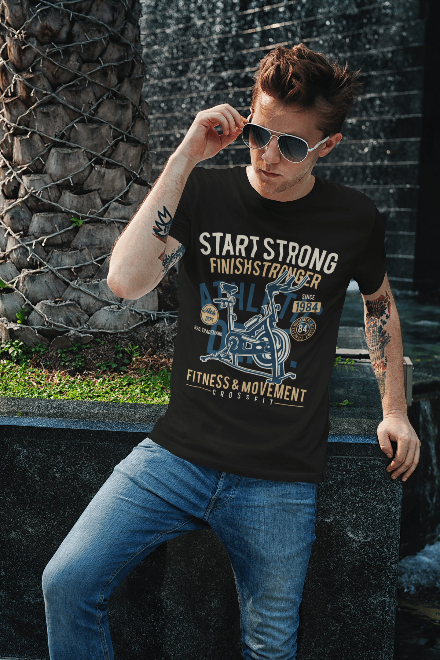 ULTRABASIC Herren Grafik-T-Shirt Start Strong Finish Stronger 1984 – Motivierendes Zitat