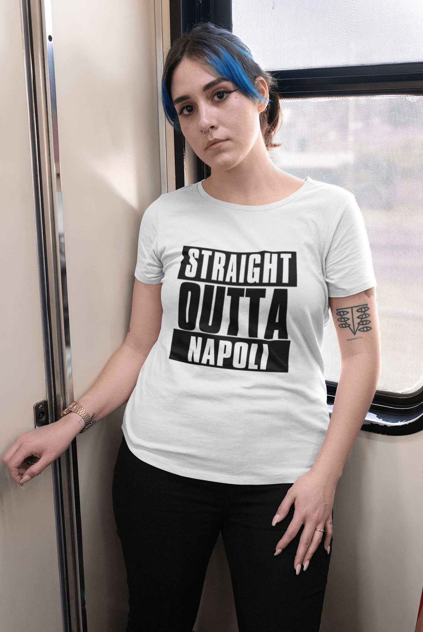 Straight Outta Napoli Damen-Kurzarm-T-Shirt mit Rundhalsausschnitt, 100 % Baumwolle, erhältlich in den Größen XS, S, M, L, XL. 00026