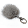 Porte-clé tendance couleur gris et argenté, fourrure grise