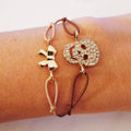 Totenkopf-Strass-Armbänder mit goldener Schleife und brauner Schleife