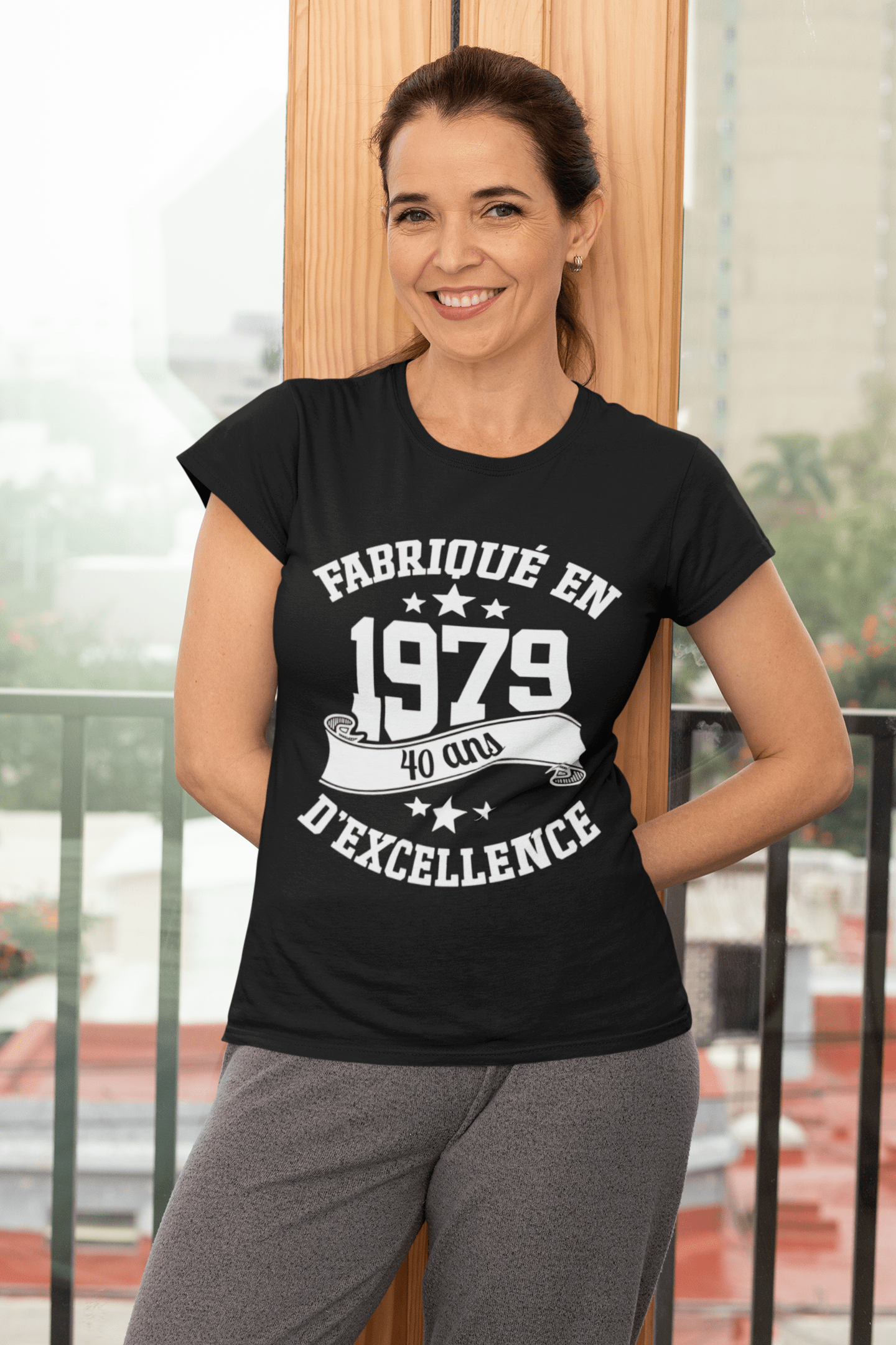 Ultrabasic - Tee-Shirt Femme col Rond Décolleté Fabriqué en 1979, 40 Ans d'être Génial T-Shirt Noir Profond