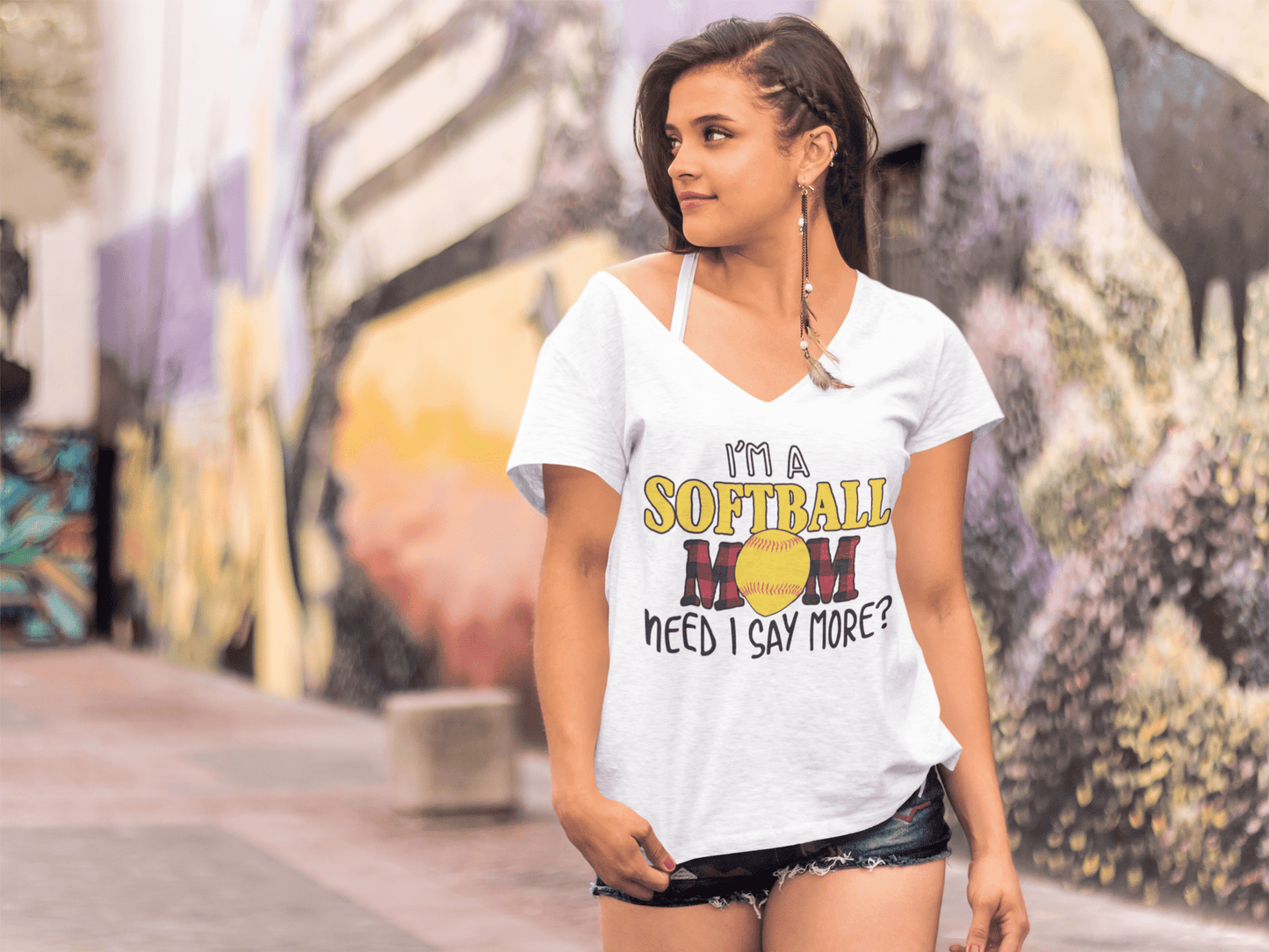 ULTRABASIC Damen-T-Shirt mit V-Ausschnitt „I'm a Softball Mom Need I Say More“ – Lustiges Mama-Zitat