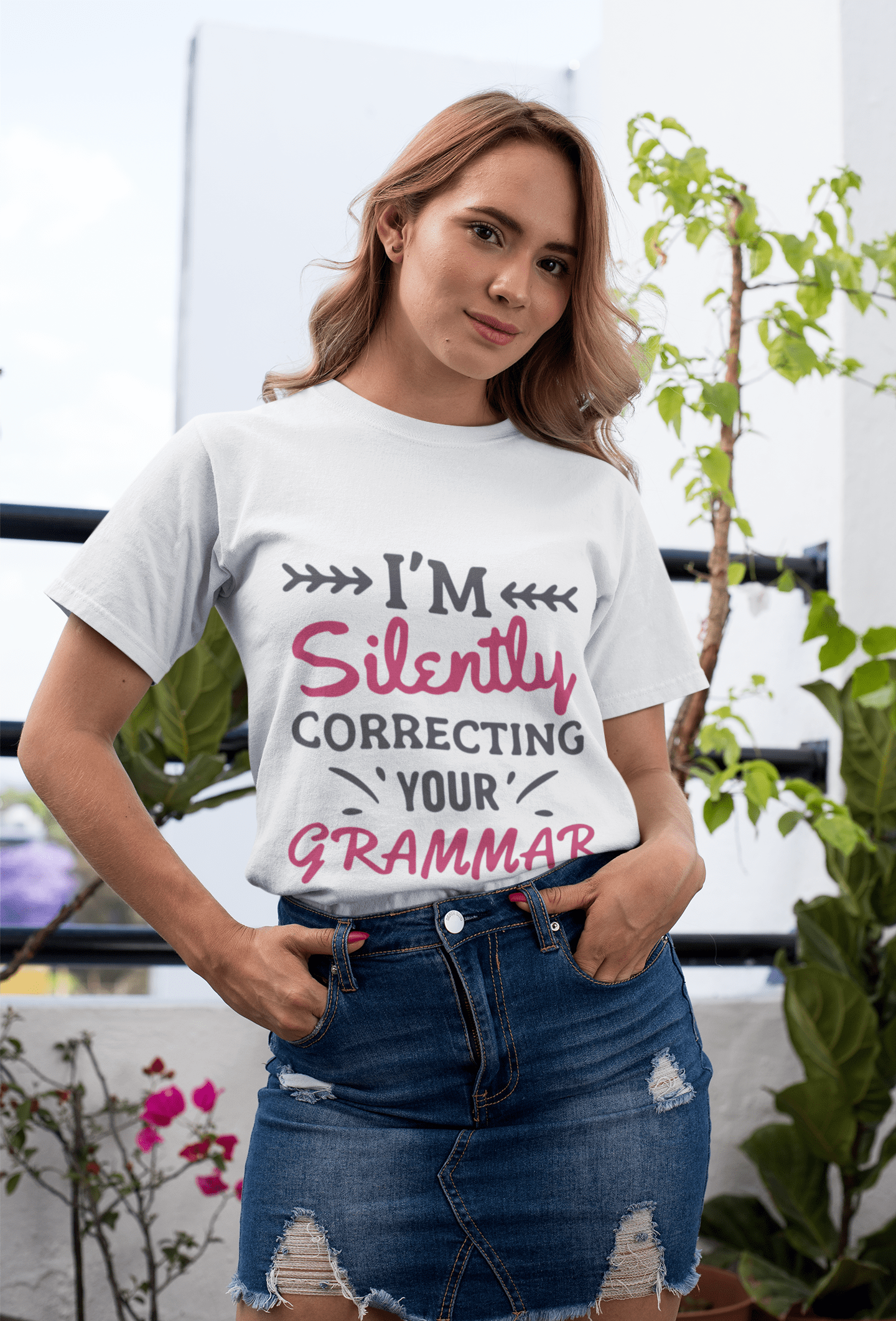 • Tief ausgeschnittenes Damen-T-Shirt mit Rundhalsausschnitt „I'm Silently Correcting Your Grammar“ in Weiß mit Rundhalsausschnitt